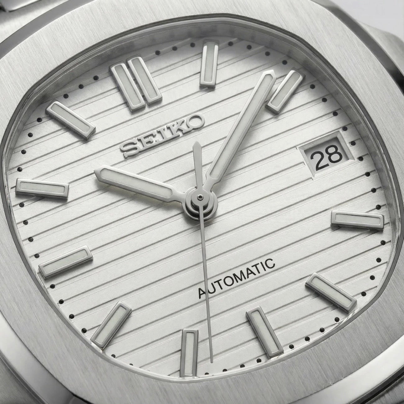 SEIKOLUS blanche — white dial close-up, horizontal stripe pattern — Time2Seiko