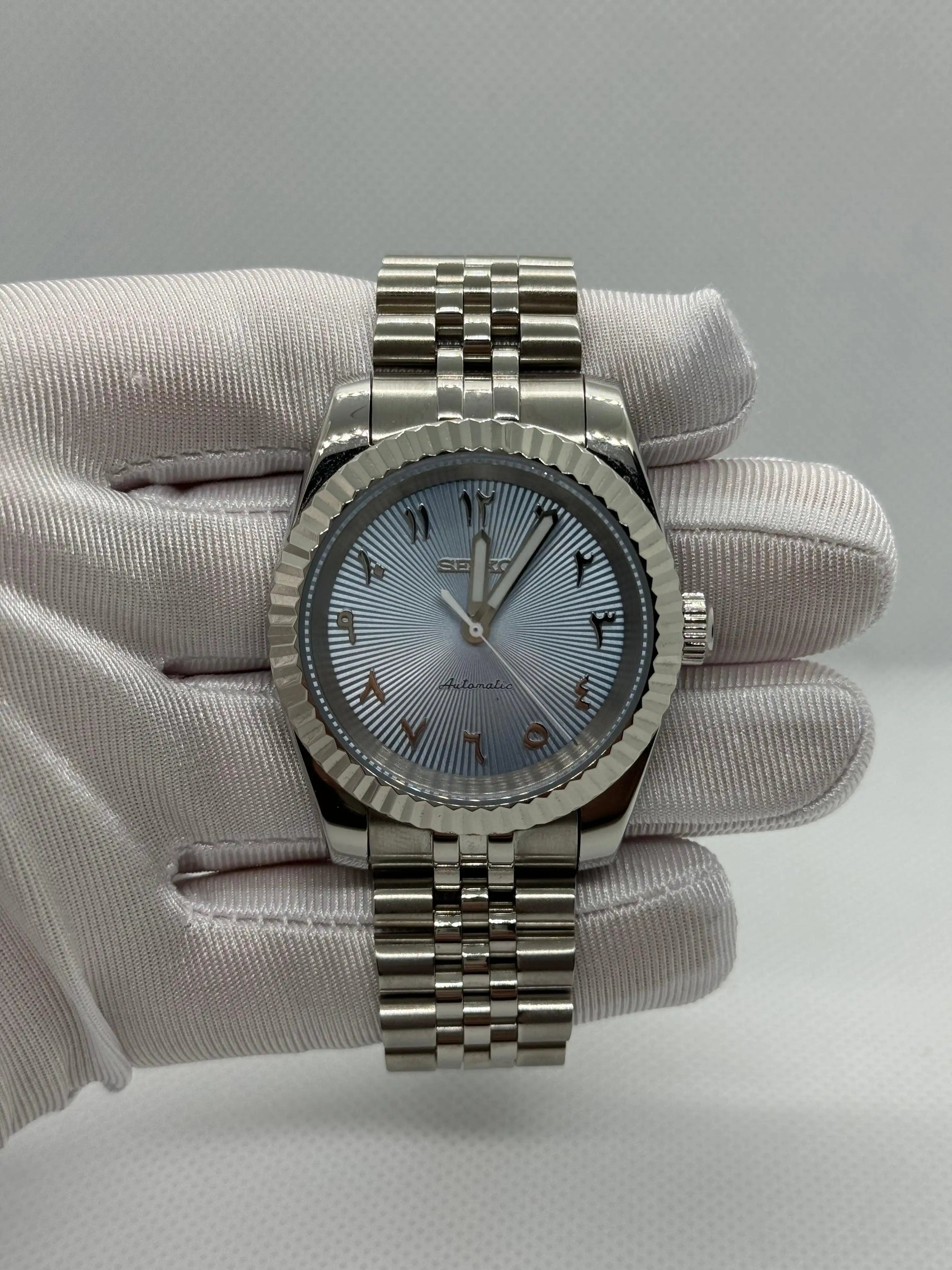 SEIKOJUST jubilee Arabic blue - Montre personnalisée Time2Seiko