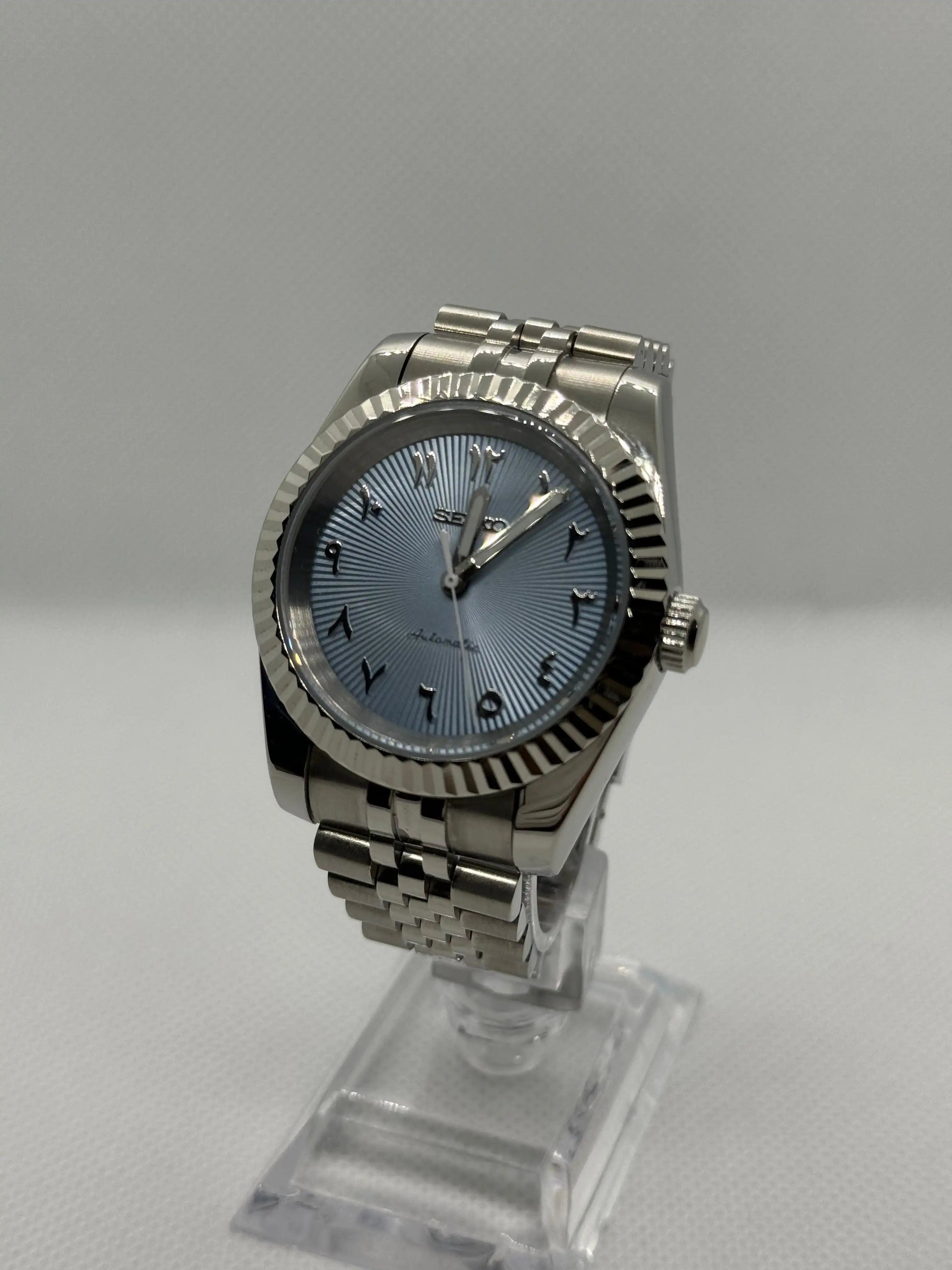 SEIKOJUST jubilee Arabic blue - Montre personnalisée Time2Seiko