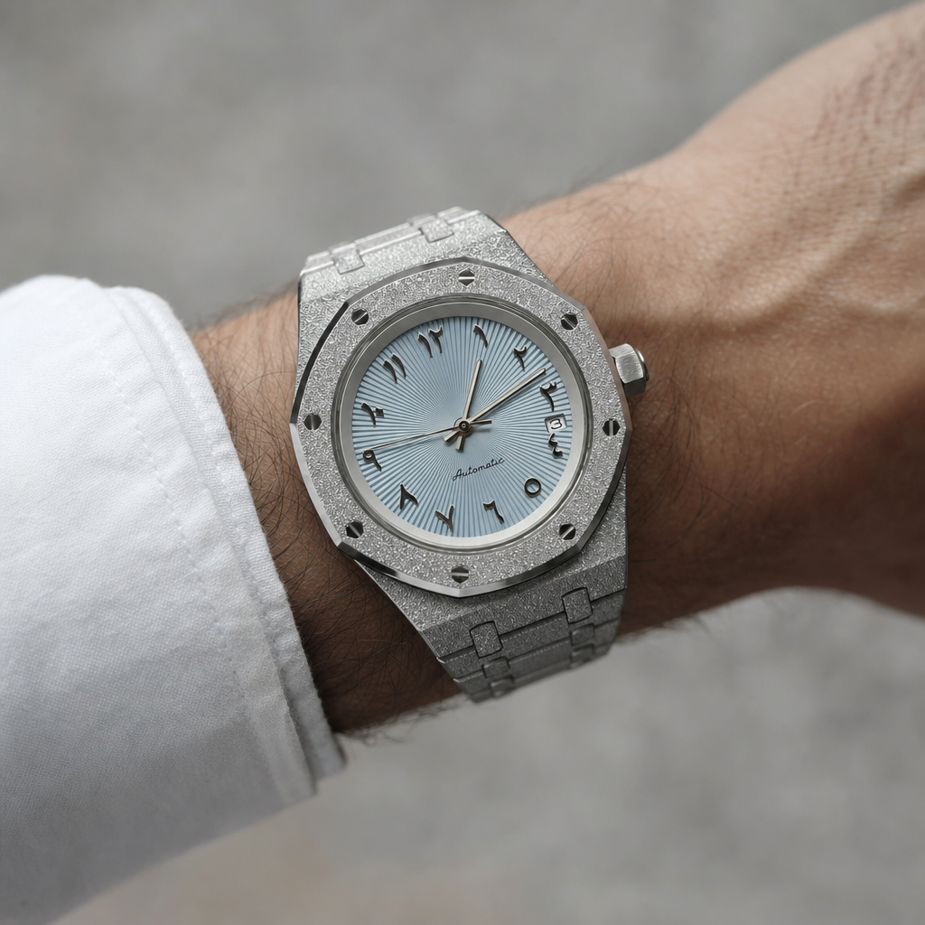 Montre Seiko mod SEIKOAK Arabic brillante portée au poignet — Time2Seiko
