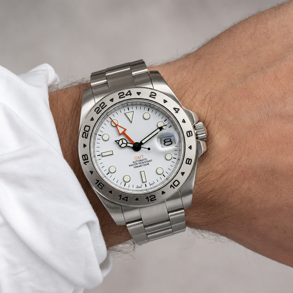 Montre Seiko mod SEIKO GMT White portée au poignet — Time2Seiko