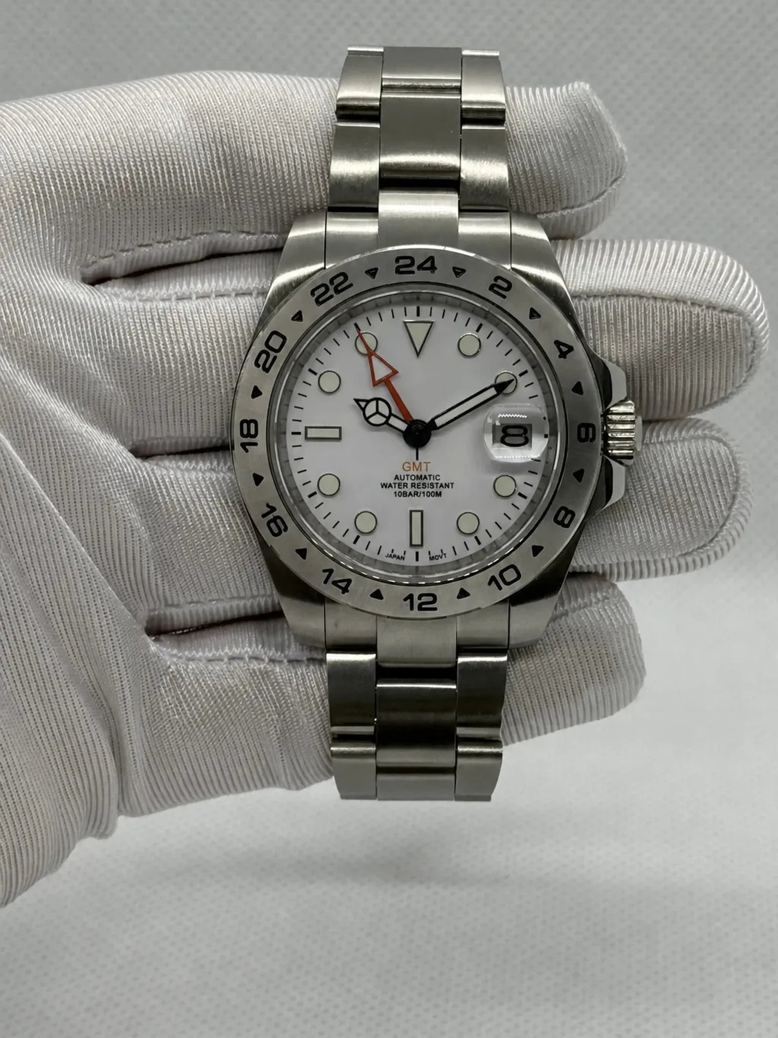 Montre Seiko mod SEIKO GMT White, vue de face — Time2Seiko