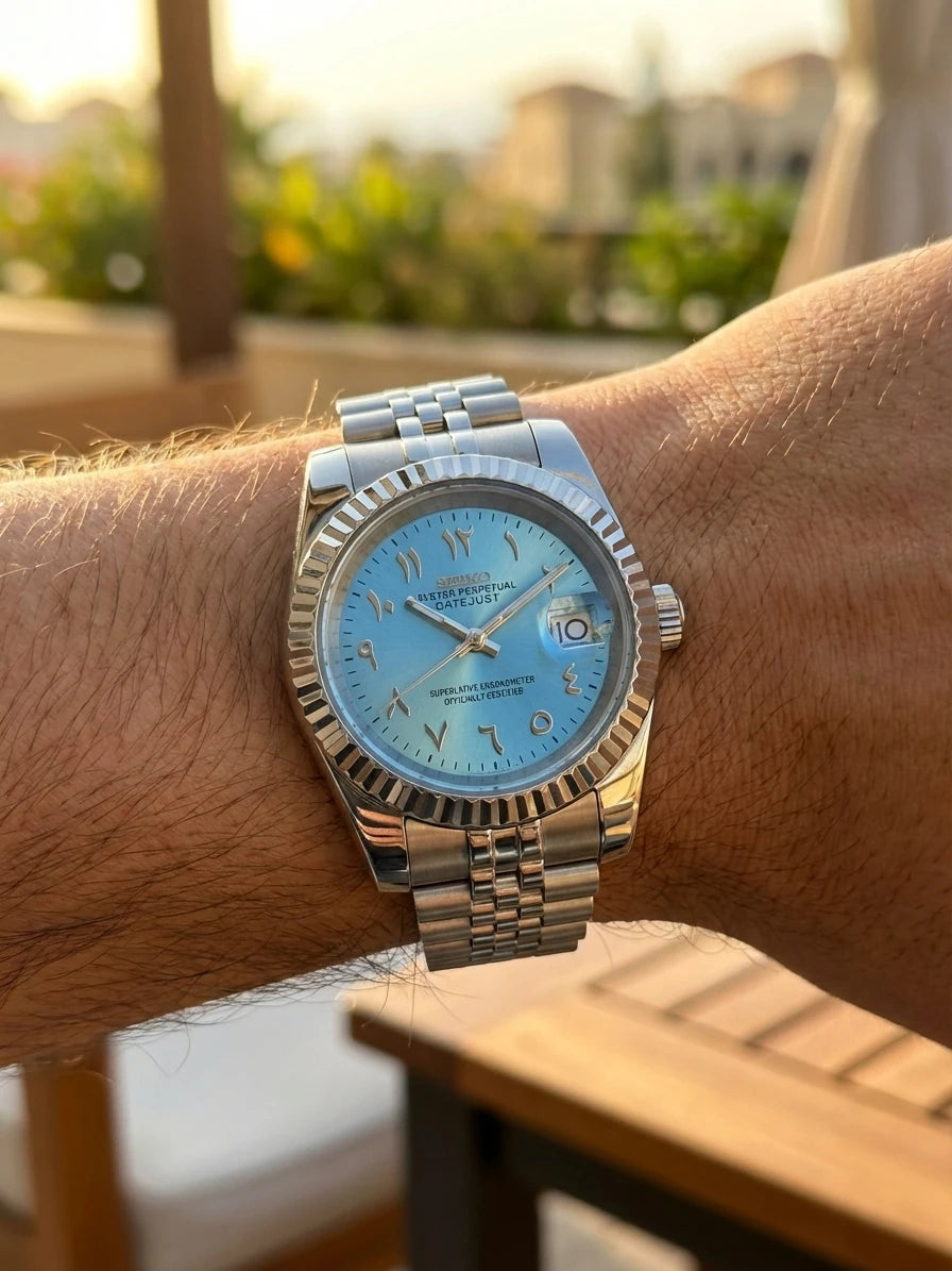 SEIKOJUST Arabic bleue portée au poignet - Time2Seiko