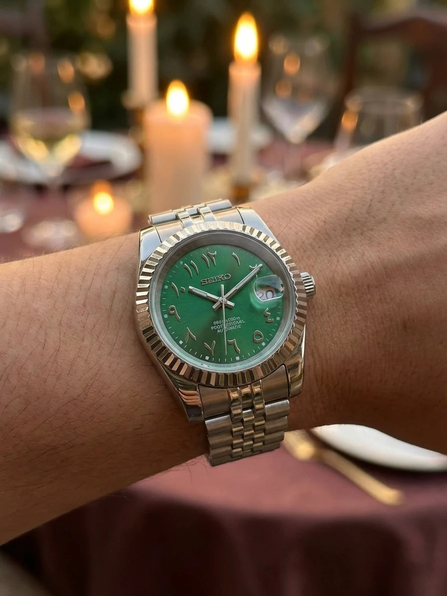 SEIKOJUST Arabic verte portée au poignet - Time2Seiko