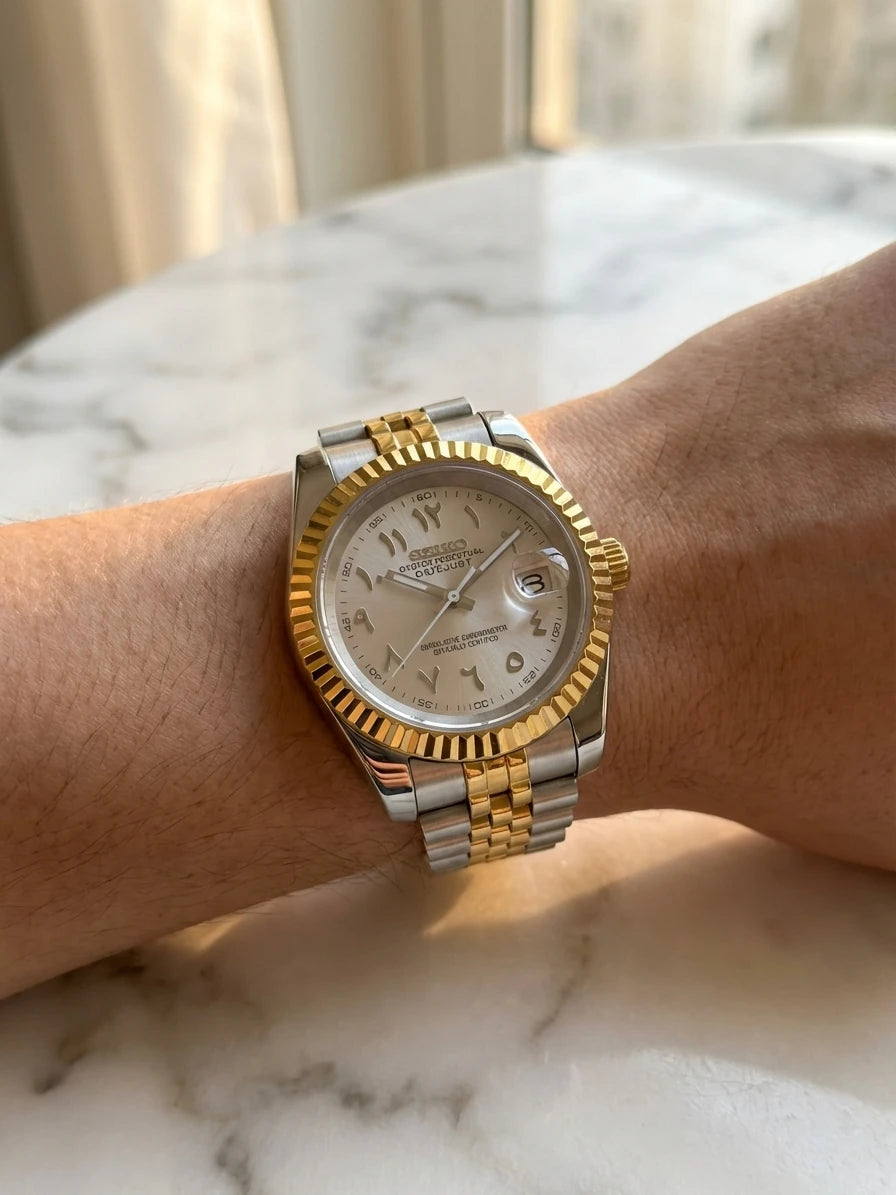 SEIKOJUST Arabic acier / doré portée au poignet - Time2Seiko