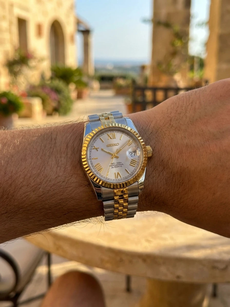 SEIKOJUST grise/dorée portée au poignet - Time2Seiko