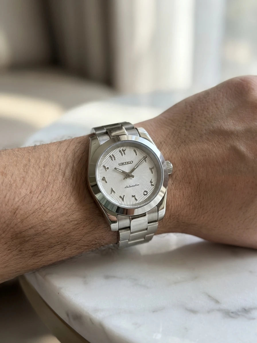 SEIKOJUST Arabic White portée au poignet - Time2Seiko