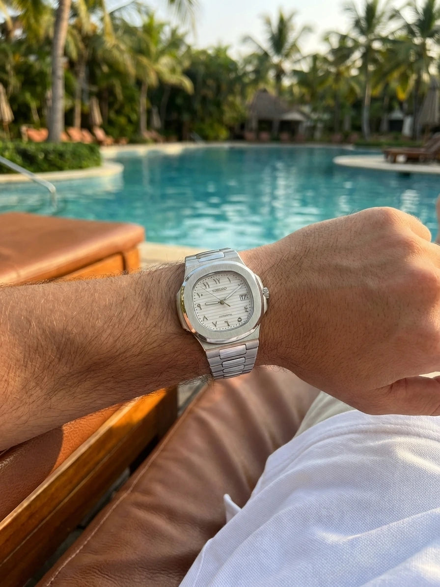 SEIKOLUS Arabic White portée au poignet - Time2Seiko