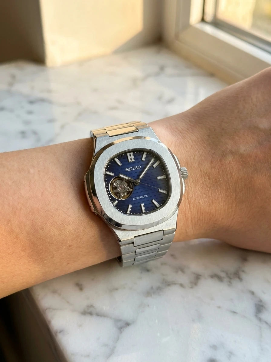 SEIKOLUS cœur ouvert bleue portée au poignet - Time2Seiko