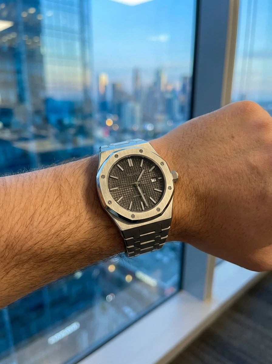 SEIKOAK black portée au poignet - Time2Seiko