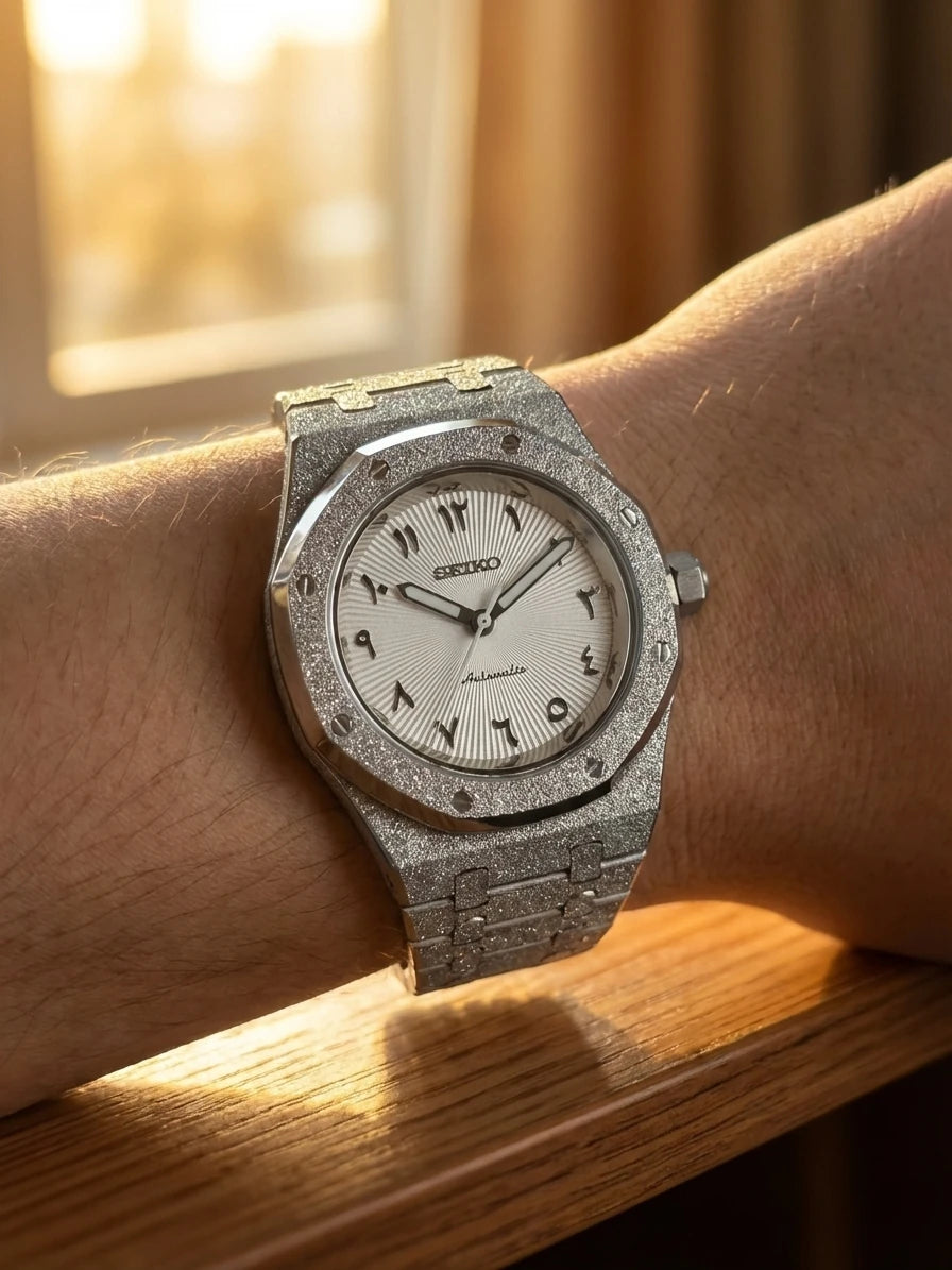 SEIKOAK brillante arabic blanche portée au poignet - Time2Seiko