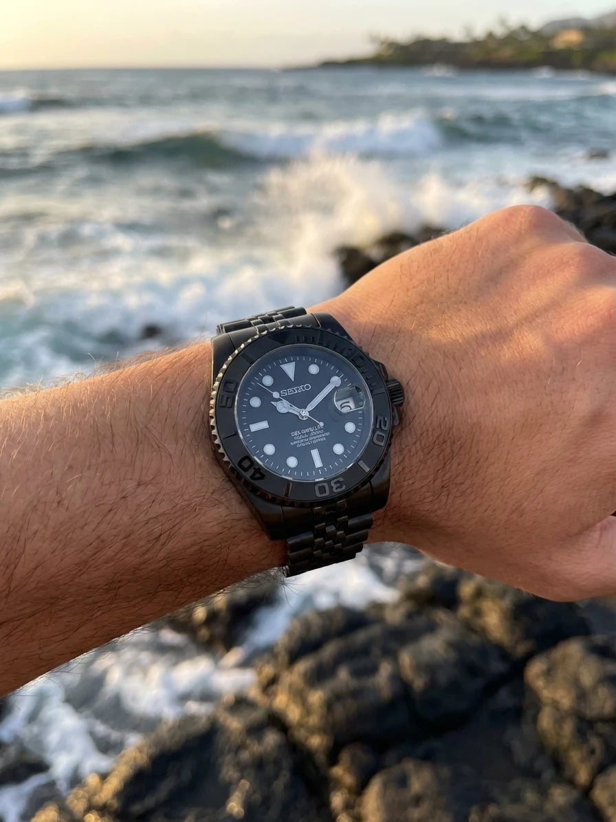 SEIKOMARINER full black portée au poignet - Time2Seiko