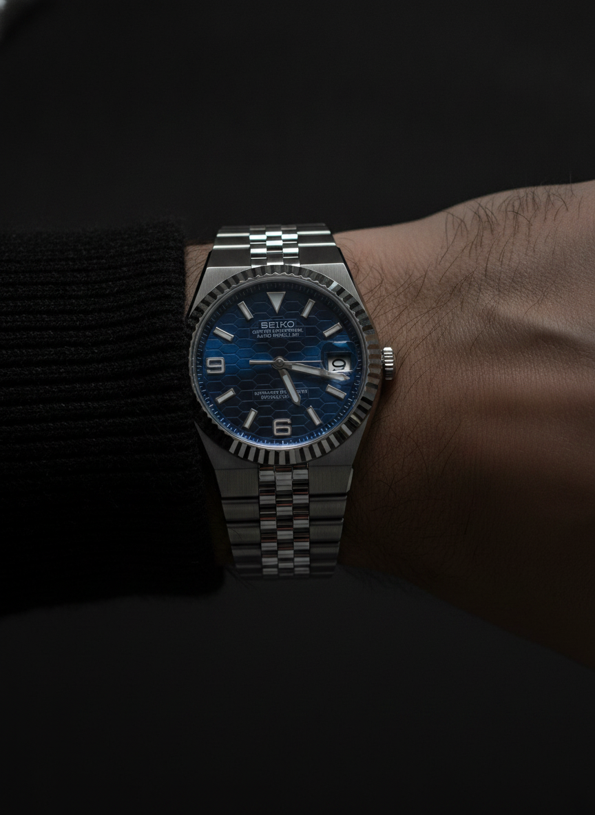 Montre Seiko Mod SEIKODWELLER bleue portée au poignet