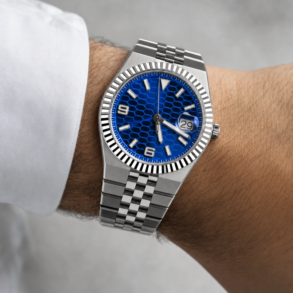 Montre Seiko mod SEIKODWELLER bleue portée au poignet — Time2Seiko