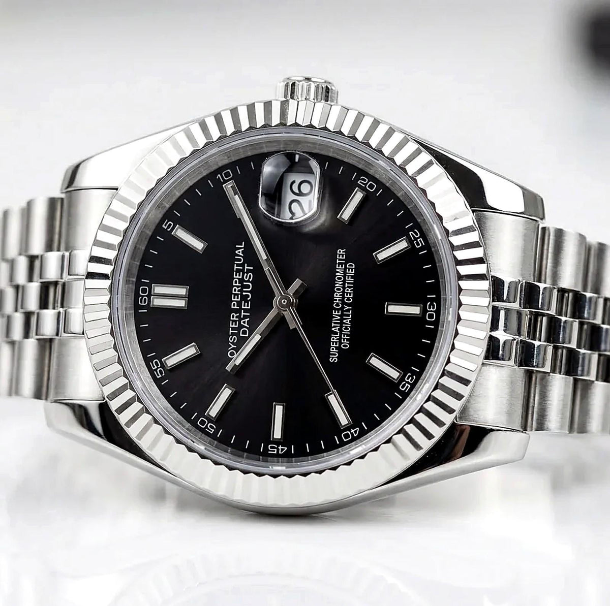 Montre Seiko mod SEIKOJUST black, vue trois-quarts — Time2Seiko