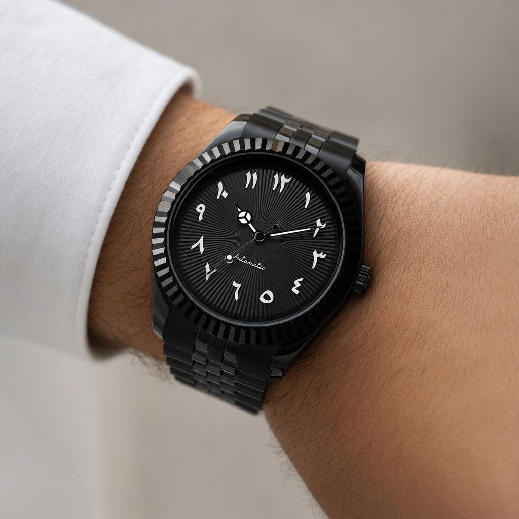 Montre Seiko mod SEIKOJUST full black arabic portée au poignet — Time2Seiko