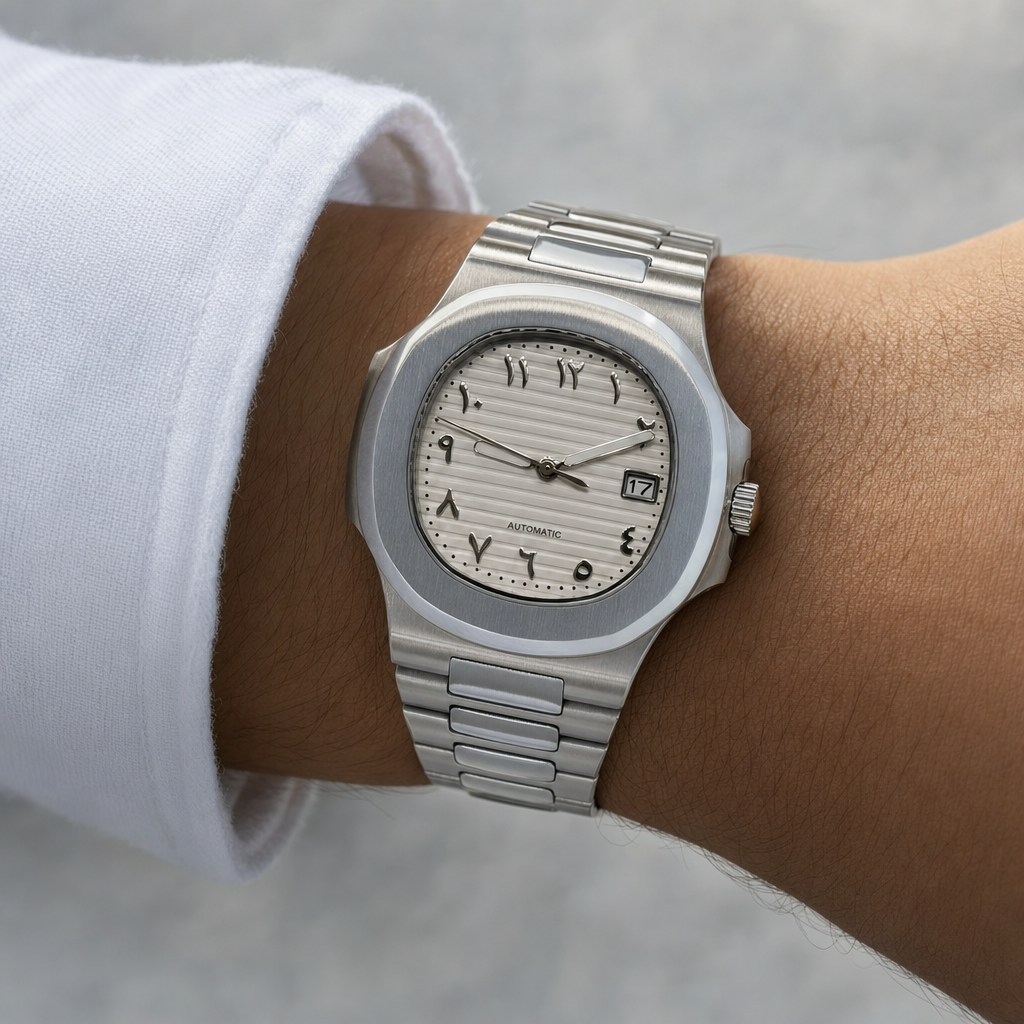 Montre Seiko mod SEIKOLUS Arabic White portée au poignet — Time2Seiko