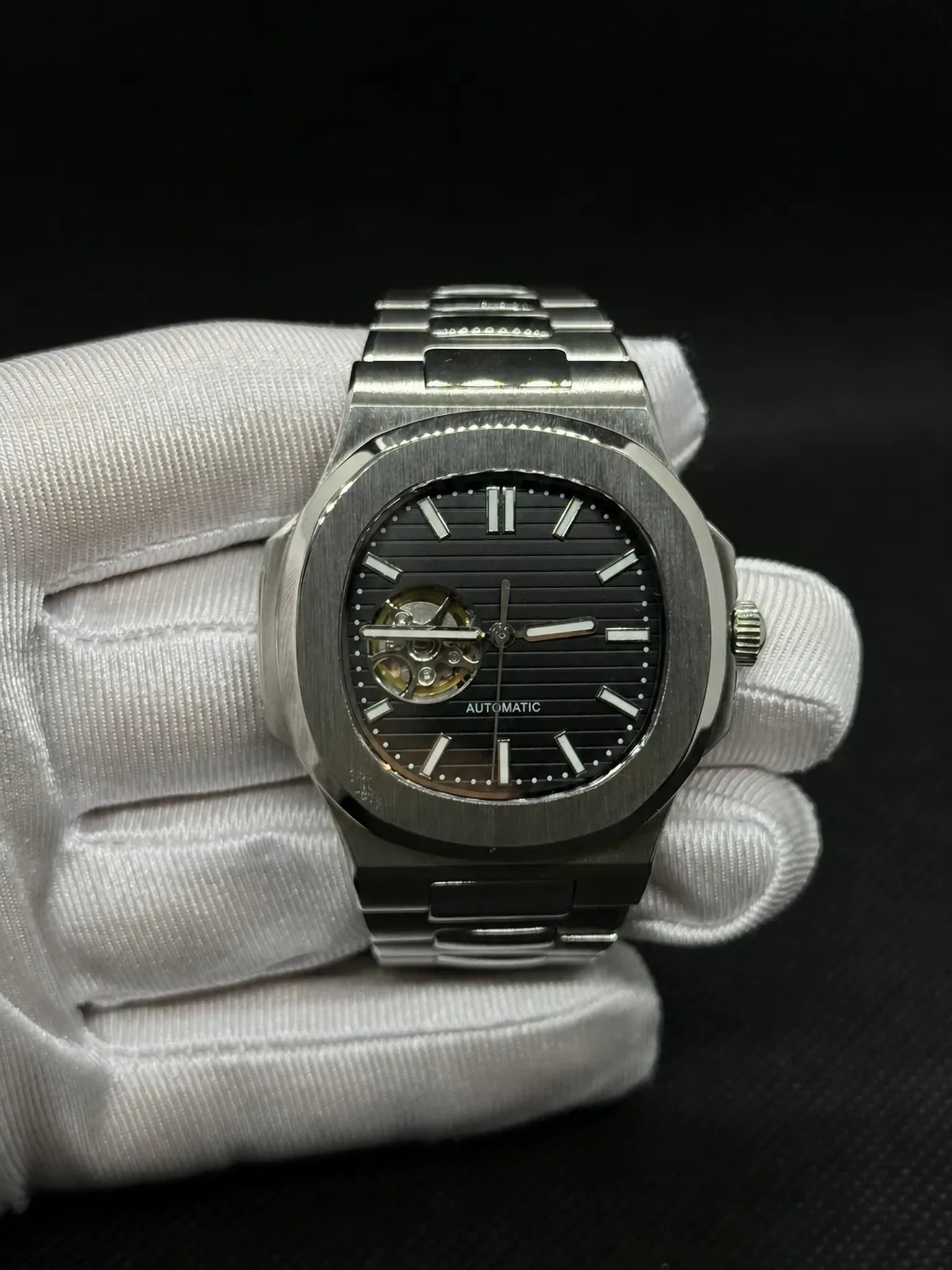 Montre Seiko mod SEIKOLUS coeur ouvert noir, vue de face — Time2Seiko