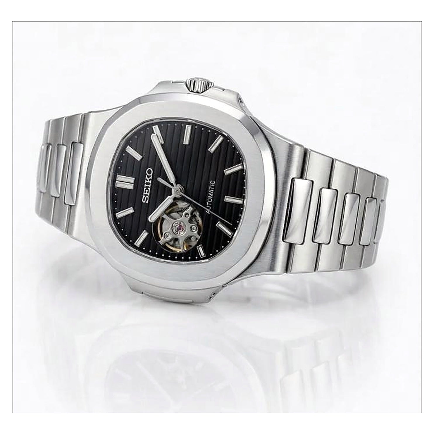 SEIKOLUS cœur ouvert noir — vue 3/4 boîtier intégré cadran noir cœur ouvert mouvement visible — Seiko mod SEIKOLUS Time2Seiko