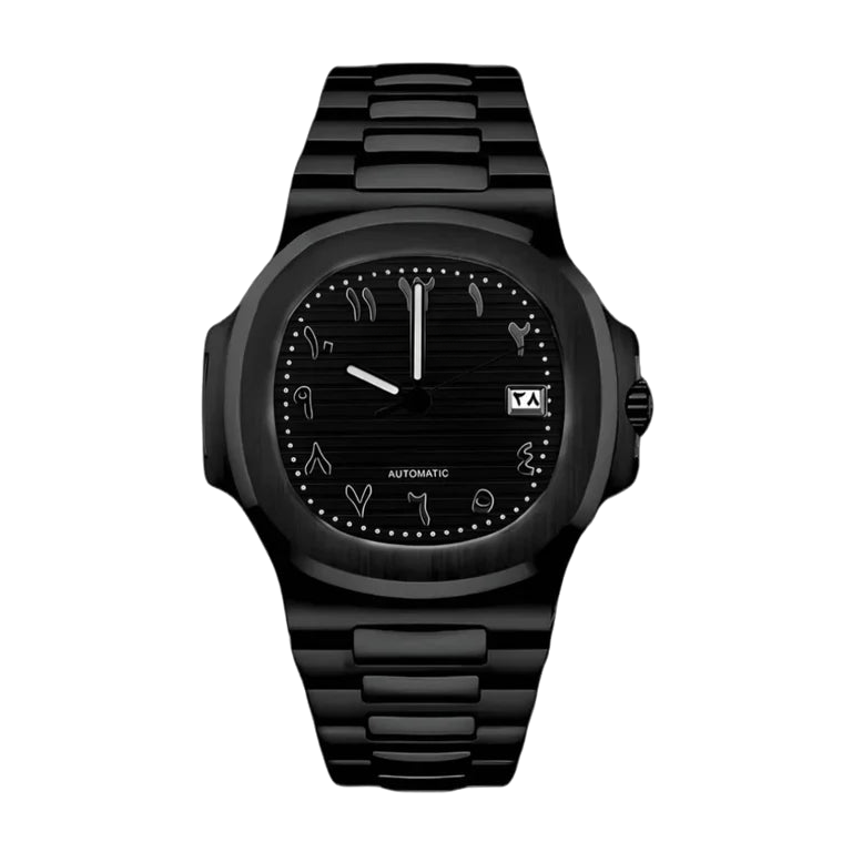 Montre Seiko mod SEIKOLUS full black arabic, sur fond blanc — Time2Seiko