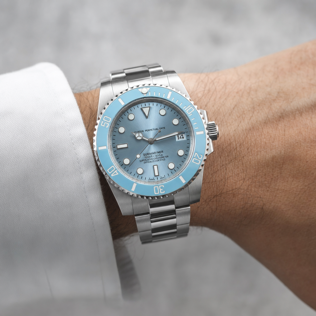 Montre Seiko mod SEIKOMARINER bleu ciel portée au poignet — Time2Seiko