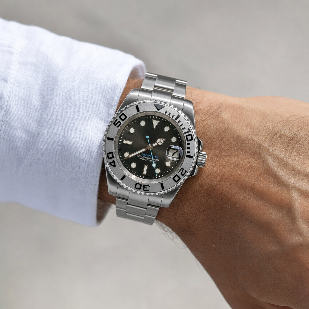 Montre Seiko mod SEIKOMARINER white portée au poignet — Time2Seiko