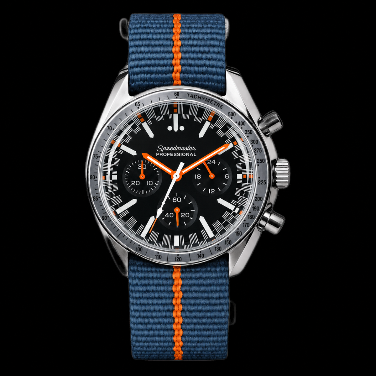 Montre Seiko mod SEIKOSPEED motorsport orange, sur fond blanc — Time2Seiko