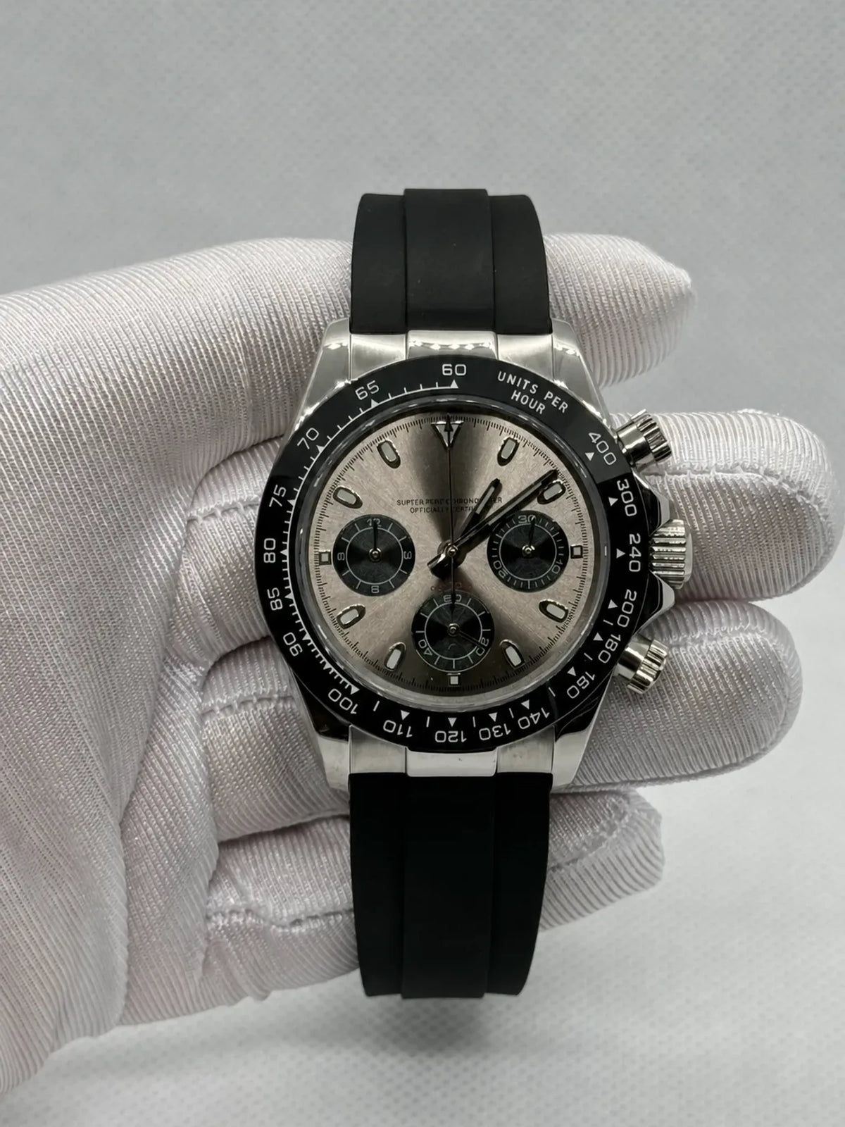 Montre Seiko mod SEIKONA grise, vue de face — Time2Seiko