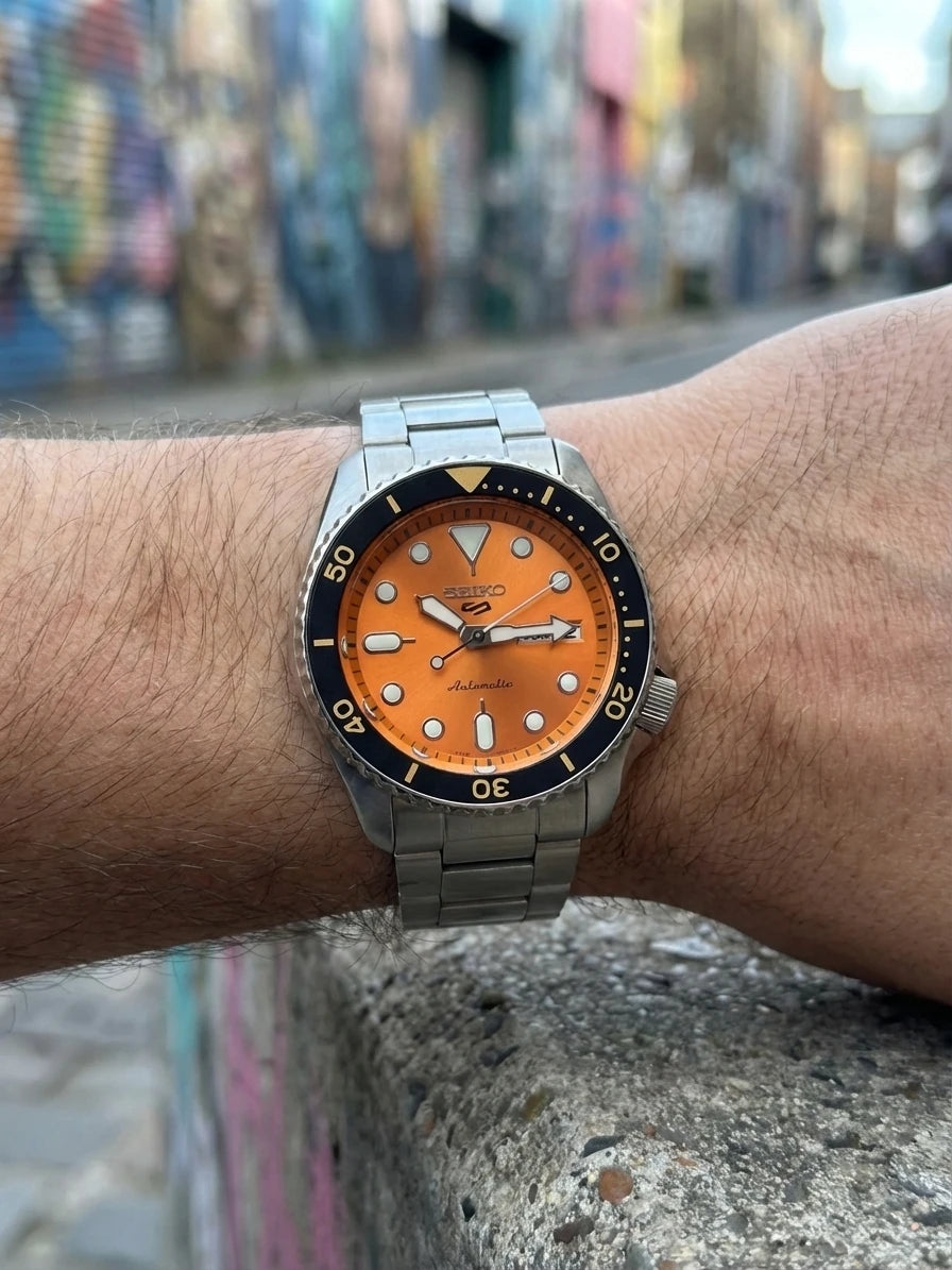 SeikoSKK orange portée au poignet - Time2Seiko