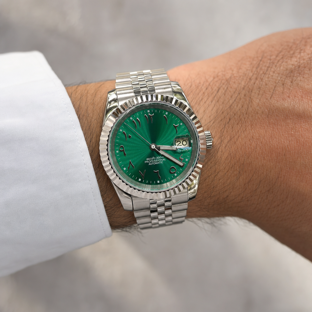 Montre Seiko mod SEIKOJUST Arabic verte portée au poignet — Time2Seiko