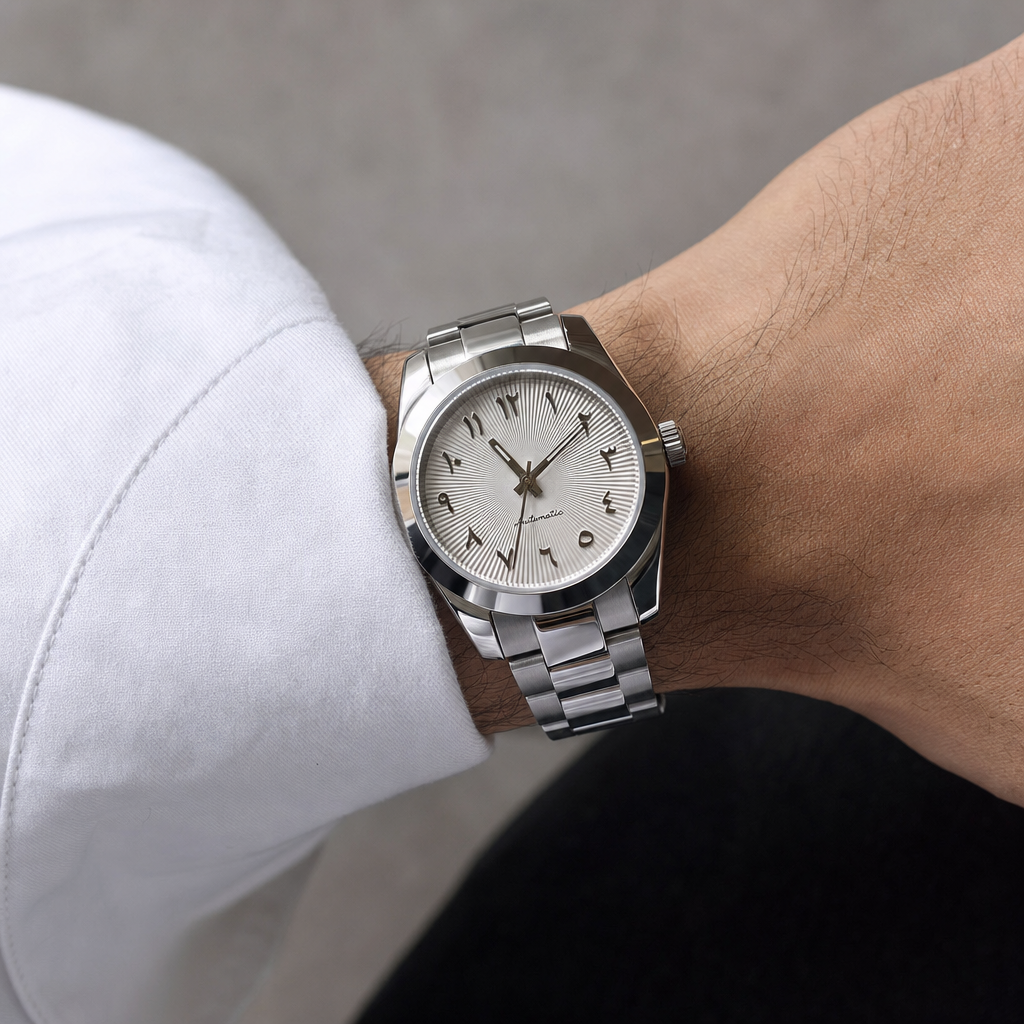 Montre Seiko mod SEIKOJUST Arabic White portée au poignet — Time2Seiko