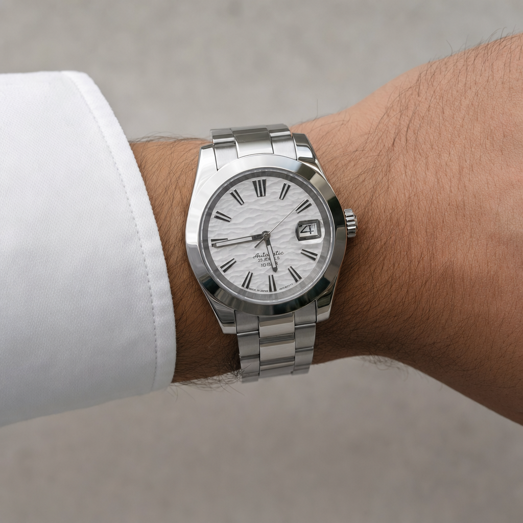 Montre Seiko mod SEIKOJUST glacier white portée au poignet — Time2Seiko