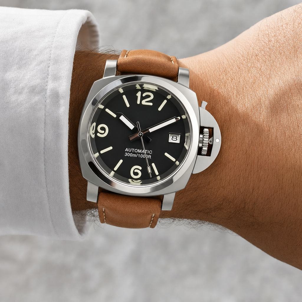Montre Seiko mod SEIKOPANEI sable cuir portée au poignet — Time2Seiko