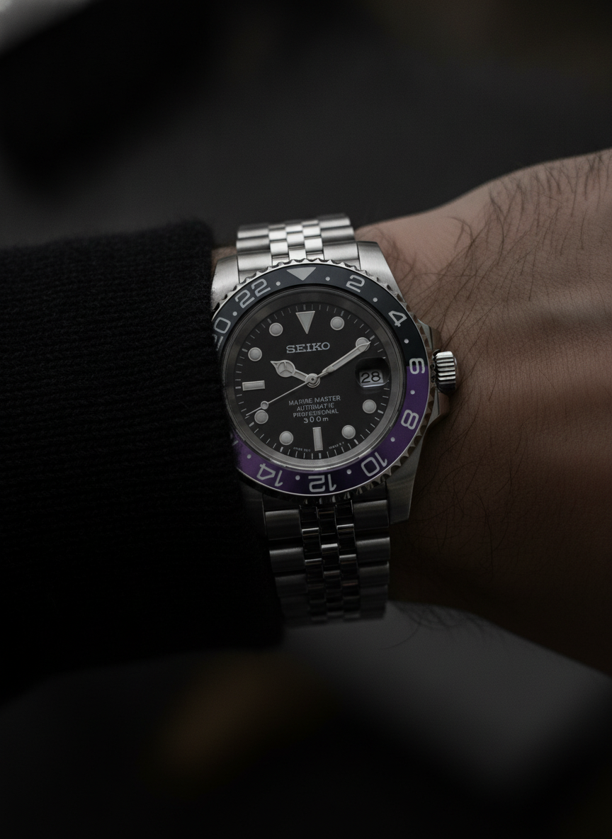 Montre Seiko Mod SEIKO GMT violet portée au poignet