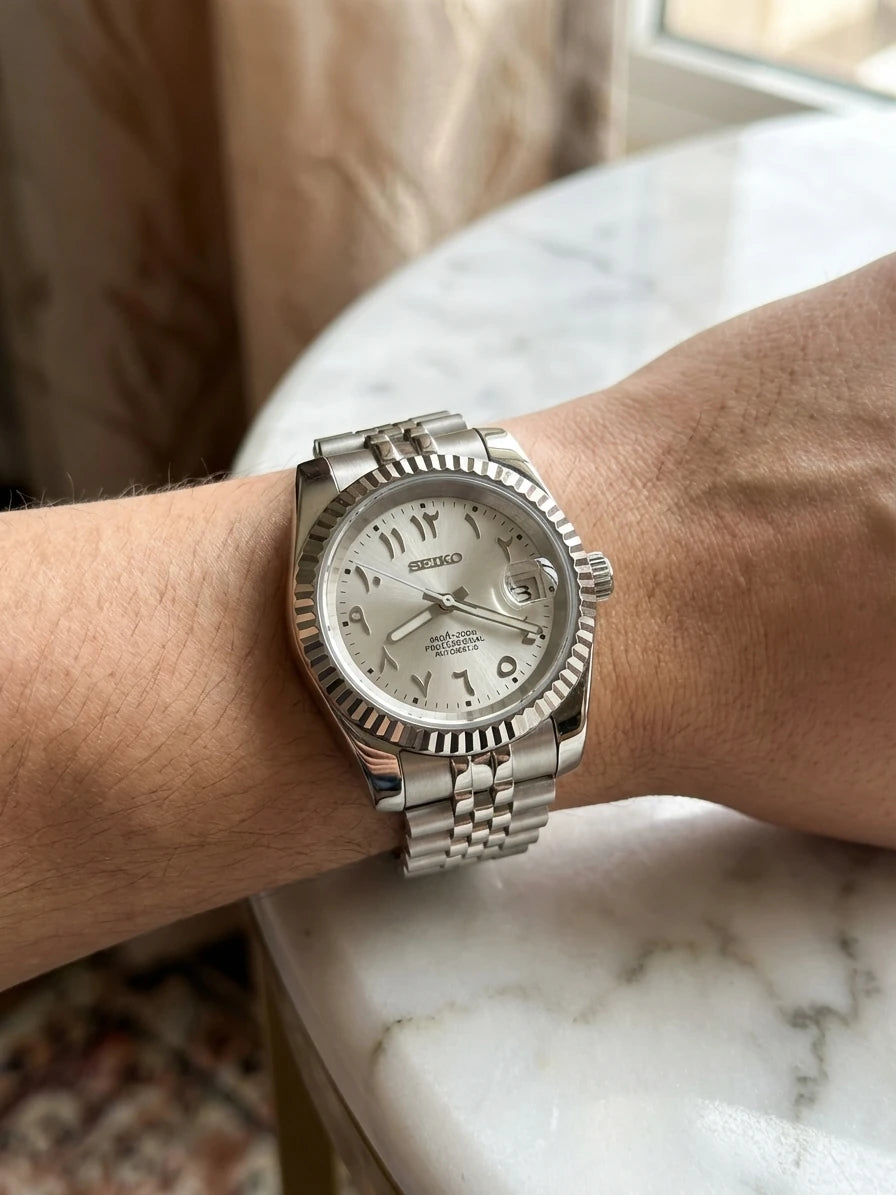 SEIKOJUST Arabic silver portée au poignet - Time2Seiko
