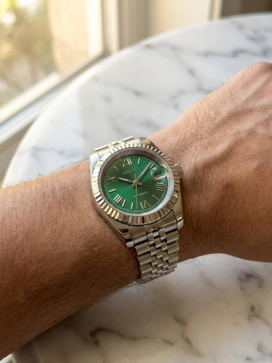 SEIKOJUST Roman verte portée au poignet - Time2Seiko