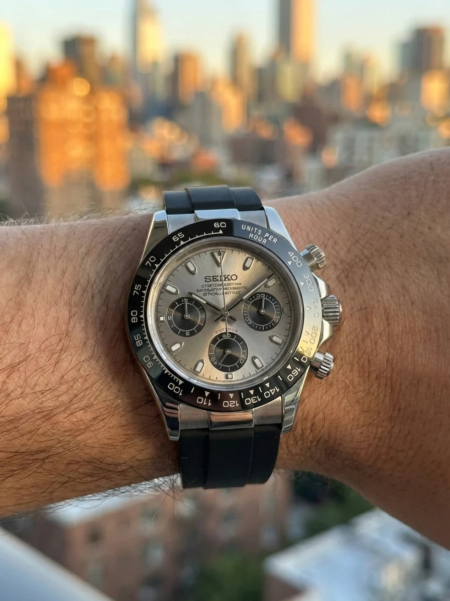 SEIKONA grise portée au poignet - Time2Seiko