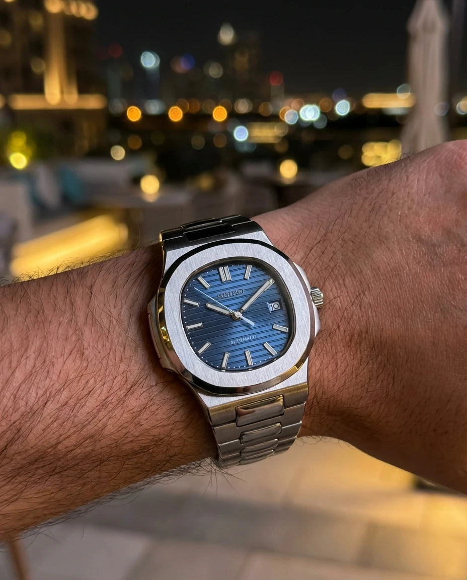 SEIKOLUS bleue portée au poignet - Time2Seiko