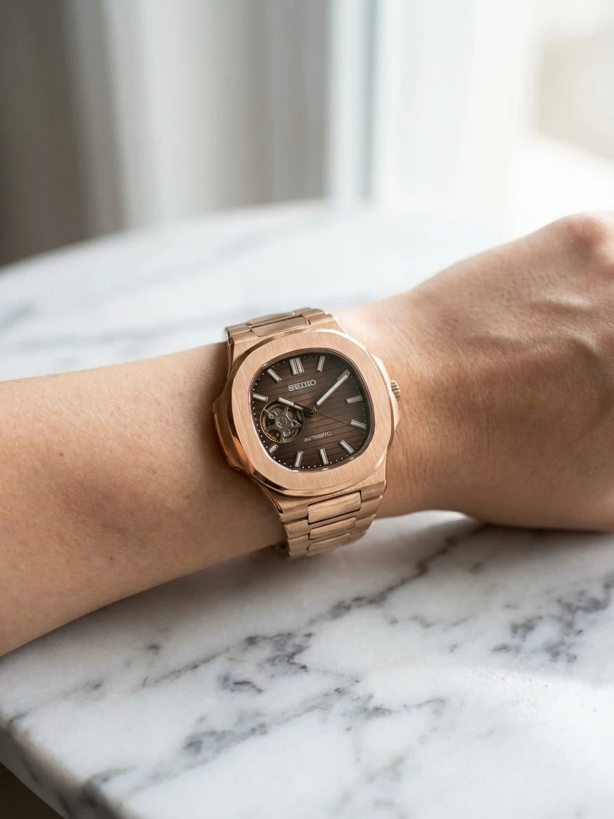 SEIKOLUS cœur ouvert brown portée au poignet - Time2Seiko