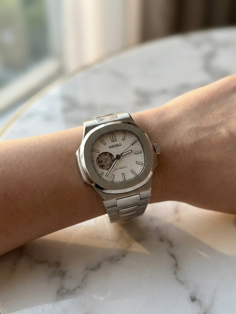 SEIKOLUS coeur ouvert blanche portée au poignet - Time2Seiko