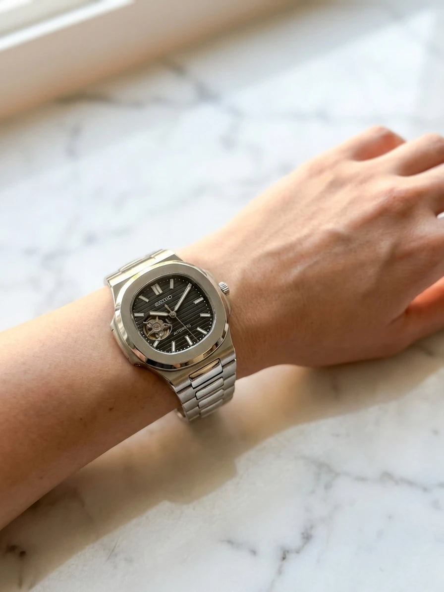 SEIKOLUS coeur ouvert noir portée au poignet - Time2Seiko