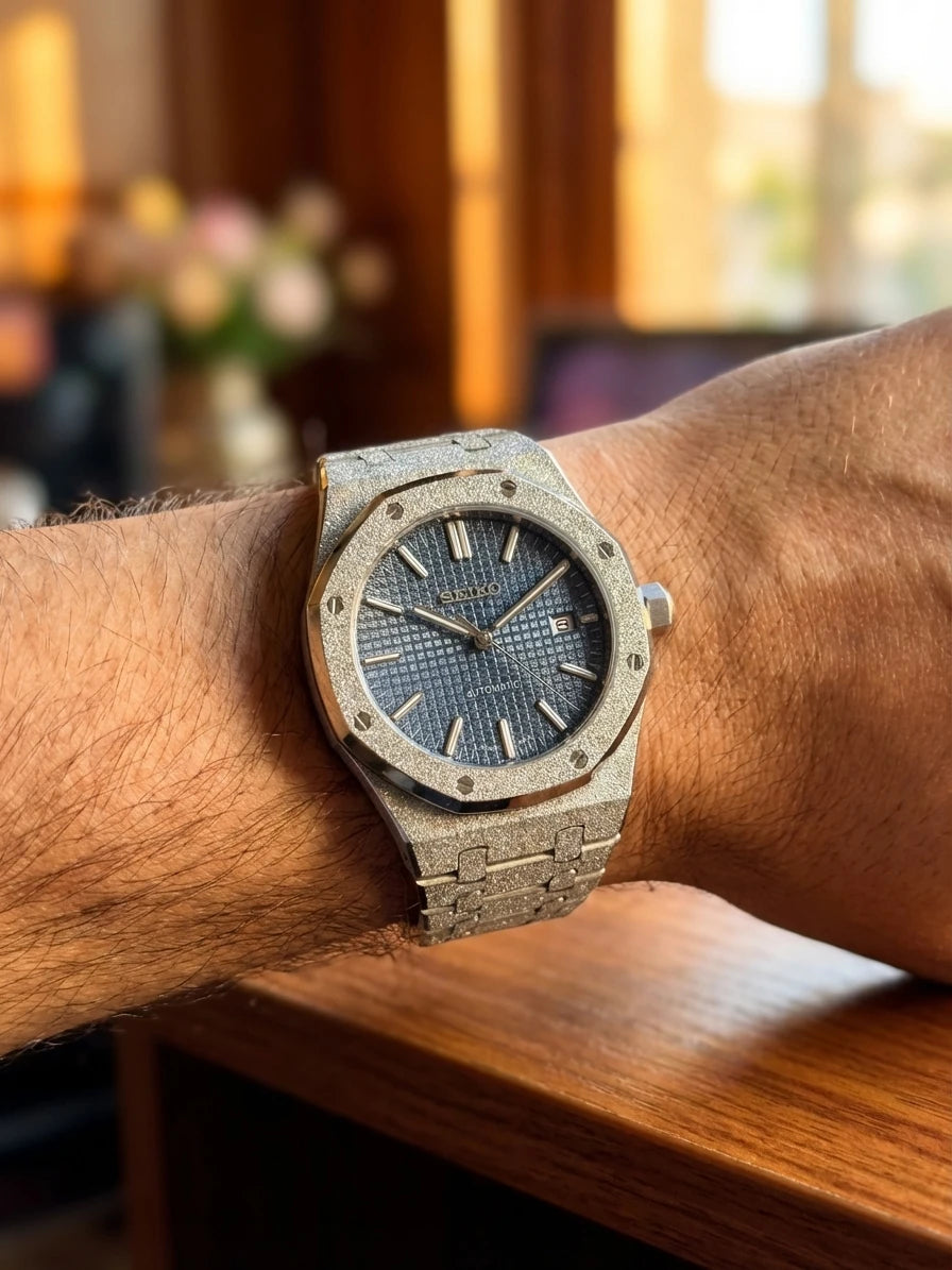 SEIKOAK brillante bleue portée au poignet - Time2Seiko