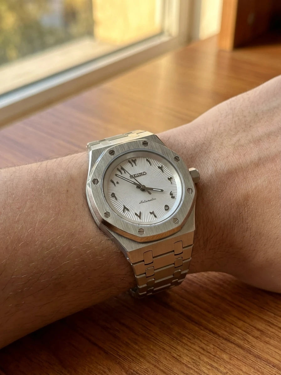 SEIKOAK Arabic white portée au poignet - Time2Seiko