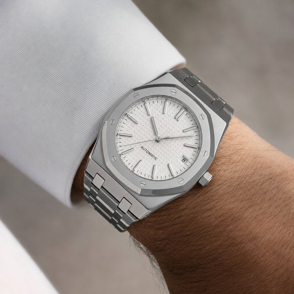 Montre Seiko mod SEIKOAK blanche portée au poignet — Time2Seiko