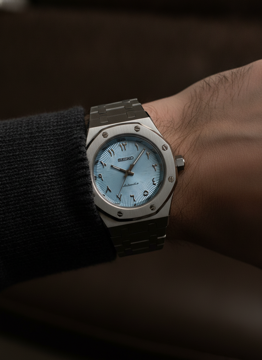 Montre Seiko Mod SEIKOAK bleu glacier arabic portée au poignet