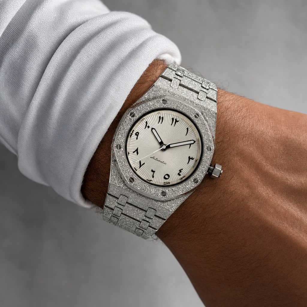 Montre Seiko mod SEIKOAK brillante arabic blanche portée au poignet — Time2Seiko