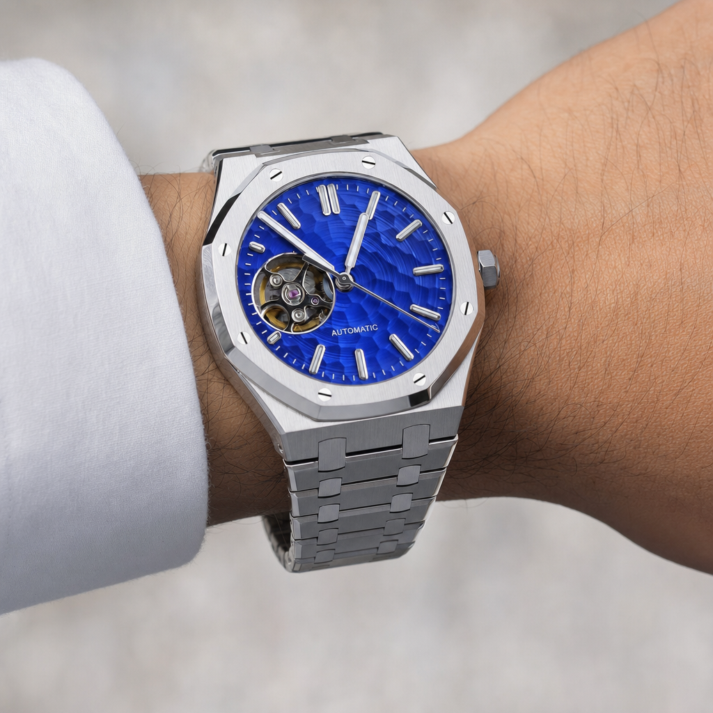 Montre Seiko mod SEIKOAK cœur ouvert bleue portée au poignet — Time2Seiko