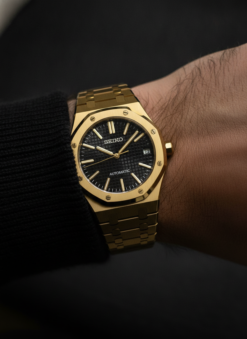Montre Seiko Mod SEIKOAK or noire portée au poignet