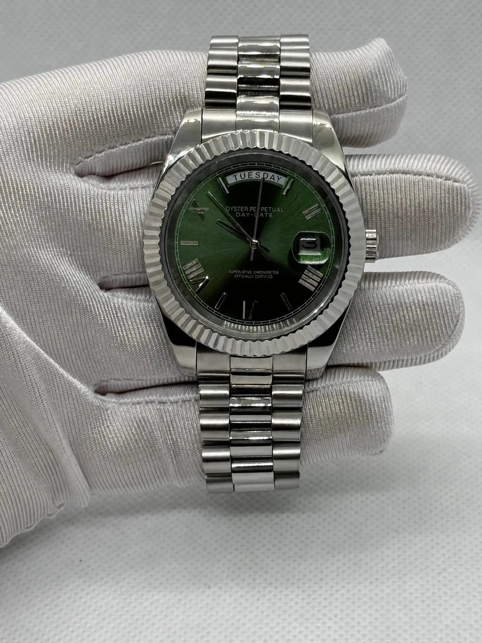 Montre Seiko mod SEIKODATE olive, vue de face — Time2Seiko