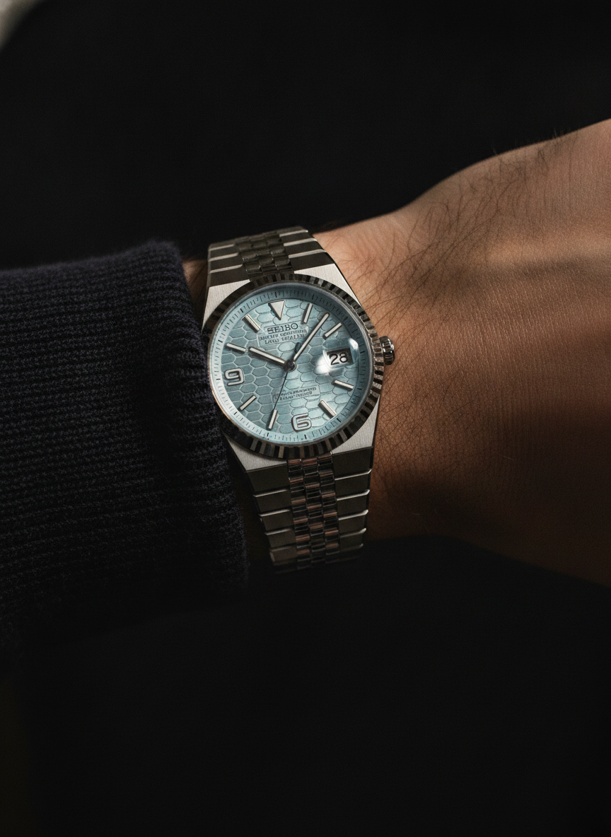 Montre Seiko Mod SEIKODWELLER bleu glacier portée au poignet
